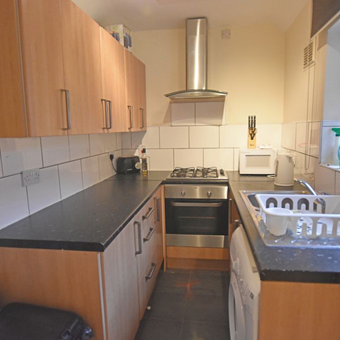 2 Bedroom Mid Terraced House - Photo 1