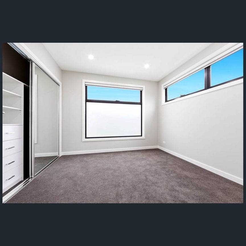 Modern and stylish townhouse - Photo 1