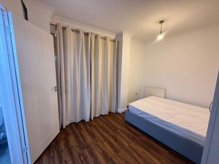 1 bedroom in a house share to rent - Photo 3