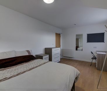 7 Bed Flat, Stonemasons Close, L7 - Photo 1