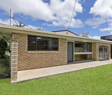 Spacious Home in Prime Maroochydore Location - Available Now - Photo 5