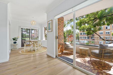 Easy-Care Modern Haven With Water Glimpses - Photo 2