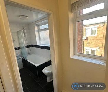 3 bedroom flat to rent - Photo 3