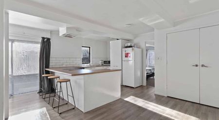 Tidy, central, three bedroom apartment - Photo 5