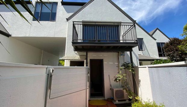 RICCARTON - FANTASTIC LOCATION, 3 BEDROOMS + STUDY, 2 BATHROOMS, HEATPUMP - Photo 1