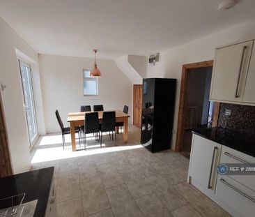 4 bedroom semi-detached house to rent - Photo 6