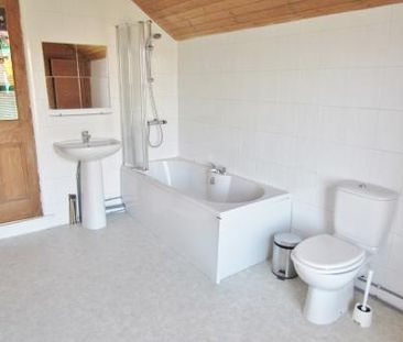 3 bedroom Semi-detached house To Let - Photo 1