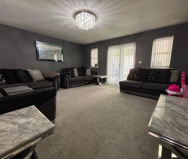 4 bedroom detached house to rent - Photo 2