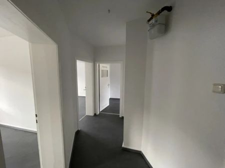 Helle und geräumige 2-Zimmer-Wohnung mit Balkon - Photo 2