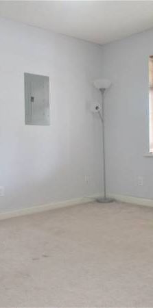 Lovely upper floor with fenced yard - 1 pet friendly - Photo 1