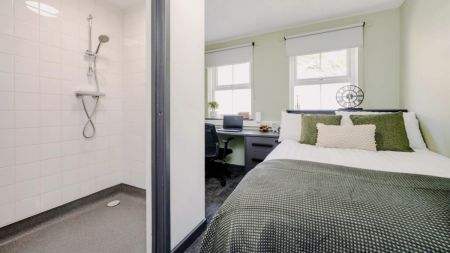 Classic Ensuite Wet Room - Photo 2