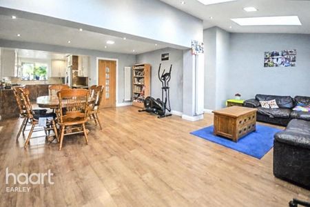 4 bedroom detached house to rent - Photo 2