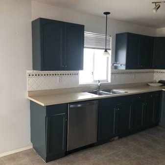 Very Nice 3 Bedroom Upper Suite - Photo 1