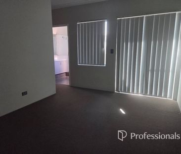 Family living close to beach and city - Photo 1