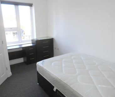 1 bedroom in a flat share to rent - Photo 2