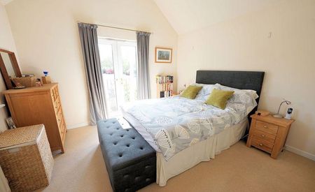 4 bedroom semi-detached house to rent - Photo 5