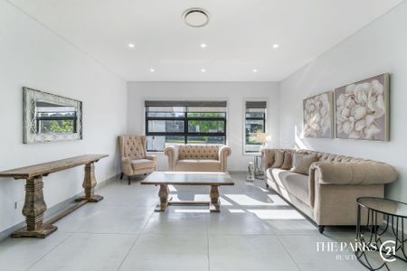 Stunning Modern Luxury Home ! - Photo 4