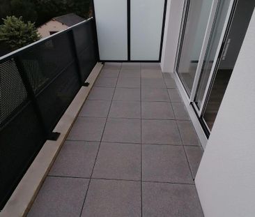 A LOUER- A SAINT-ERBLON - Dans résidence très récente, en centre-bo... - Photo 5