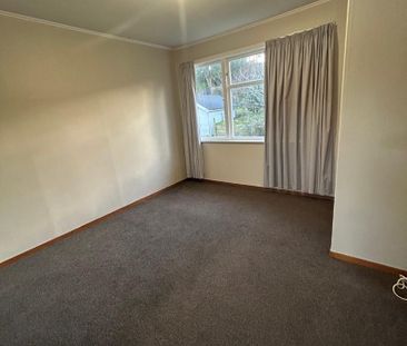 Spacious 3-Bedroom Family Home for Rent in Tawa - Photo 2