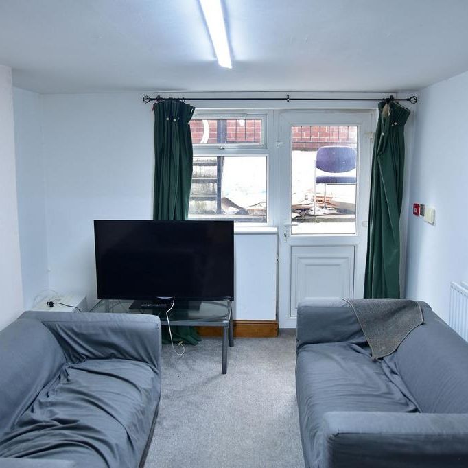 4 bedroom flat to rent - Photo 1