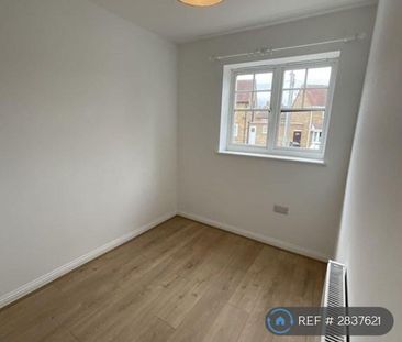 3 bedroom end of terrace house to rent - Photo 2