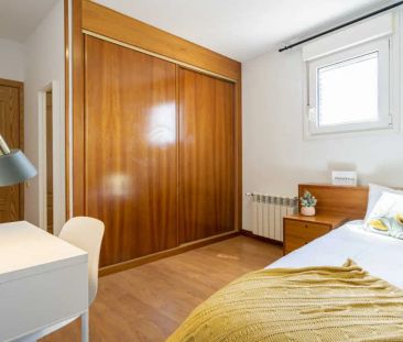 Room in a shared 12-bedroom apartment for rent in Cuatro Caminos. - Foto 6