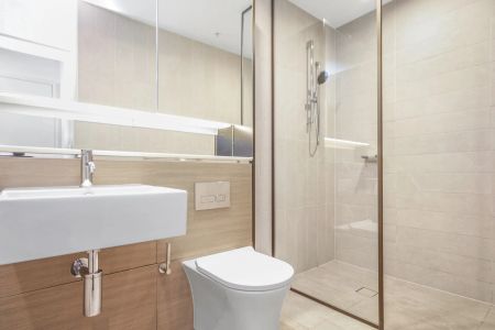 Luxury Two-Bedroom Residence with Panoramic District Views - Photo 5