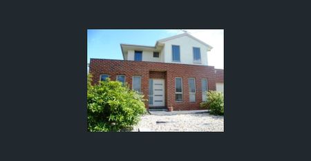 Meticulous townhouse in sought after location - Photo 5