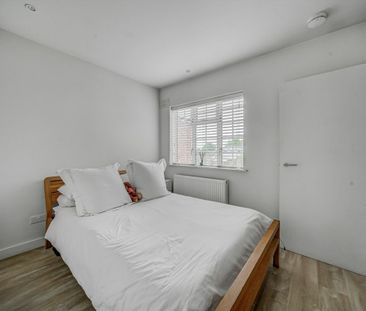 Walton Road, KT8, London - Photo 2