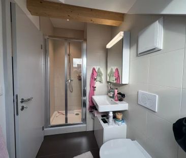 Bel appartement de 3 pièces dans les combles avec poutres apparentes - Photo 2