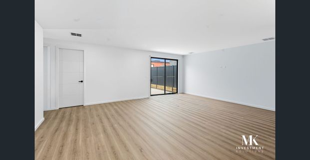 Modern Family Living in Sunbury - Photo 1