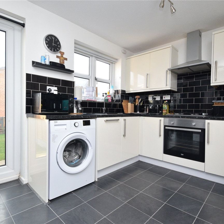 8, Poppleton Way, Tingley, Wakefield, West Yorkshire, WF3 1UU - Photo 1