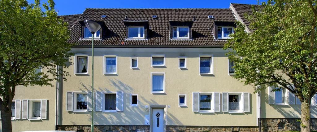 Gut geschnittene 2-Zimmer-Wohnung im Dachgeschoss mit neuem Badezimmer in Hagen Eilperfeld! - Photo 1