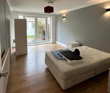 4 bedroom House in Bucklebury, Bracknell - Photo 3