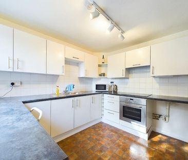 2 bedroom Flat To Let - Photo 4