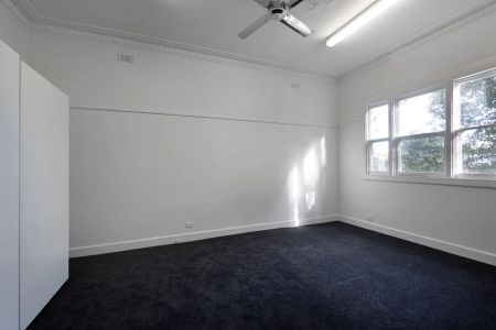 Recently updates & perfectly located in a quiet central street. - Photo 4