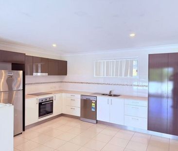 Stunning Townhouse in Springfield lakes Prime Location! - Photo 4