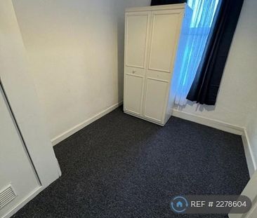 4 bedroom semi-detached house to rent - Photo 3