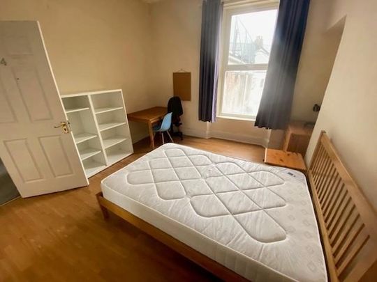 6 bedroom terraced house to rent - Photo 1