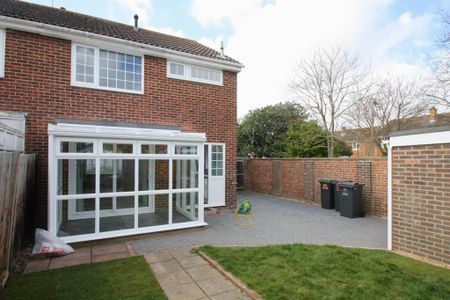 3 bedroom semi-detached house to rent - Photo 2