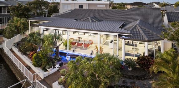 Large Single-Level Luxury Waterfront Residence - Photo 2