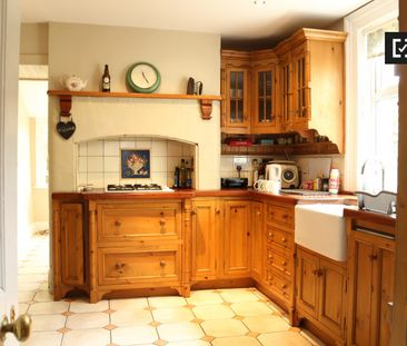 Bright room in 4-bedroom apartment in Terenure, Dublin - Photo 1