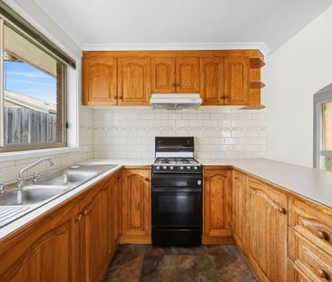 Freshly Refurbished - Private and Secure Three Bedroom Home - Photo 4