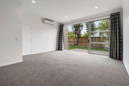 Unbeatable Location - Immaculately Presented - Photo 4