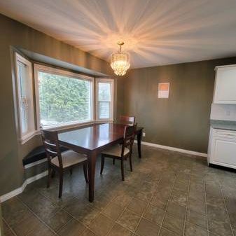 UPPER FLOOR - Beautiful 3 bdrm & 2 bath w/ family room - Photo 4