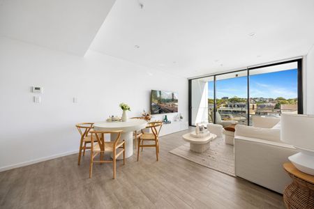 Sunlit Two Bedroom Apartment - Photo 4