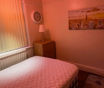 Room in a Shared House, Coleridge Road, M16 - Photo 4