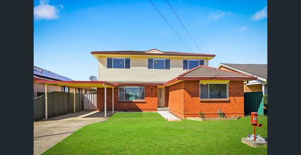 Spacious 5-Bedroom Family Home with Beautiful Pool - Ready for Summer! - Photo 1