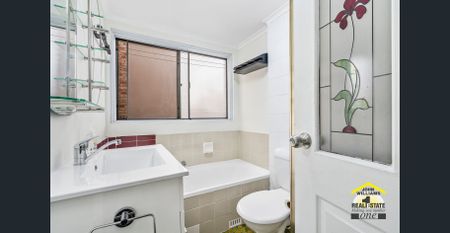 Great Unit Opposite Train Station - Photo 2