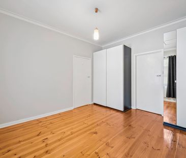 Bright, Comfortable Unit Living in Leafy Clarence Park - Photo 3